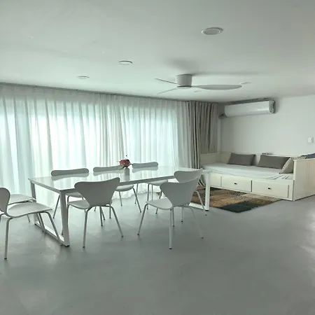 New Jins House - 5Mins To Myeongdong Station, 3 Rooms, Big Living Rooms
