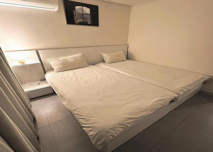 New Jins House - 5mins To Myeongdong Station, 3 Rooms, Big Living * Seoel