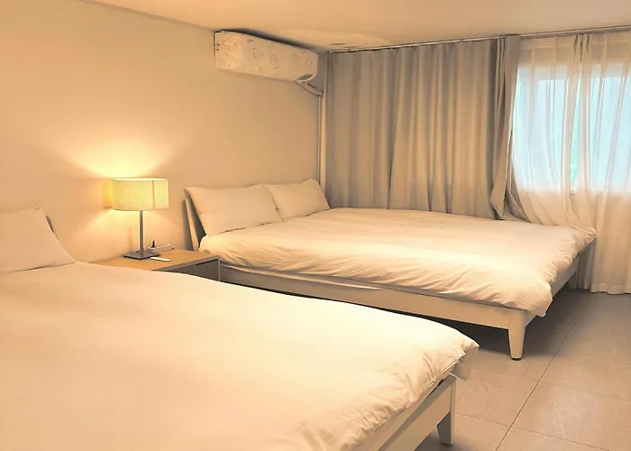 New Jins House - 5mins To Myeongdong Station, 3 Rooms, Big Living *