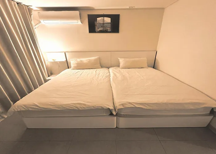 New Jins House - 5mins To Myeongdong Station, 3 Rooms, Big Living Appartement