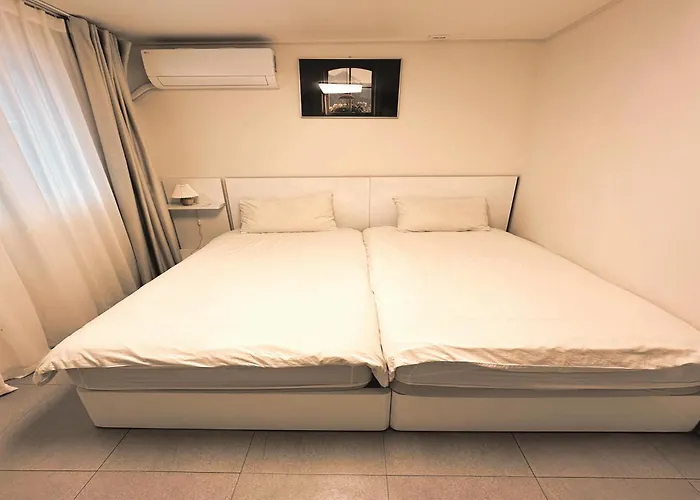 New Jins House - 5mins To Myeongdong Station, 3 Rooms, Big Living Appartement *